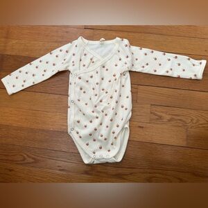 Quincy Mae Kimono Long-sleeve onesie in ivory peach print 🍑